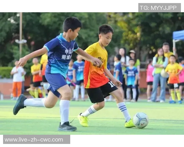 小小足球赛的激情与友谊在绿茵场上绽放